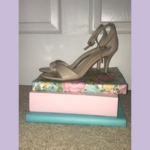 WOMENS SHORT HEEL SIZE 7.5